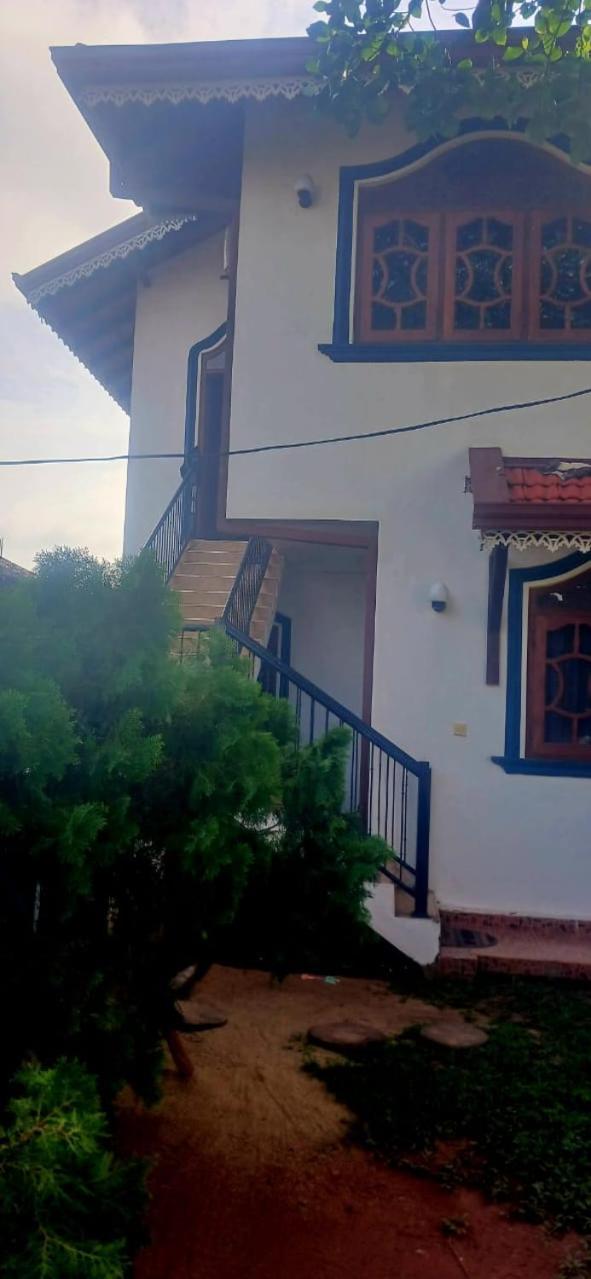Oviniru Beach Hotel Negombo Ngoại thất bức ảnh