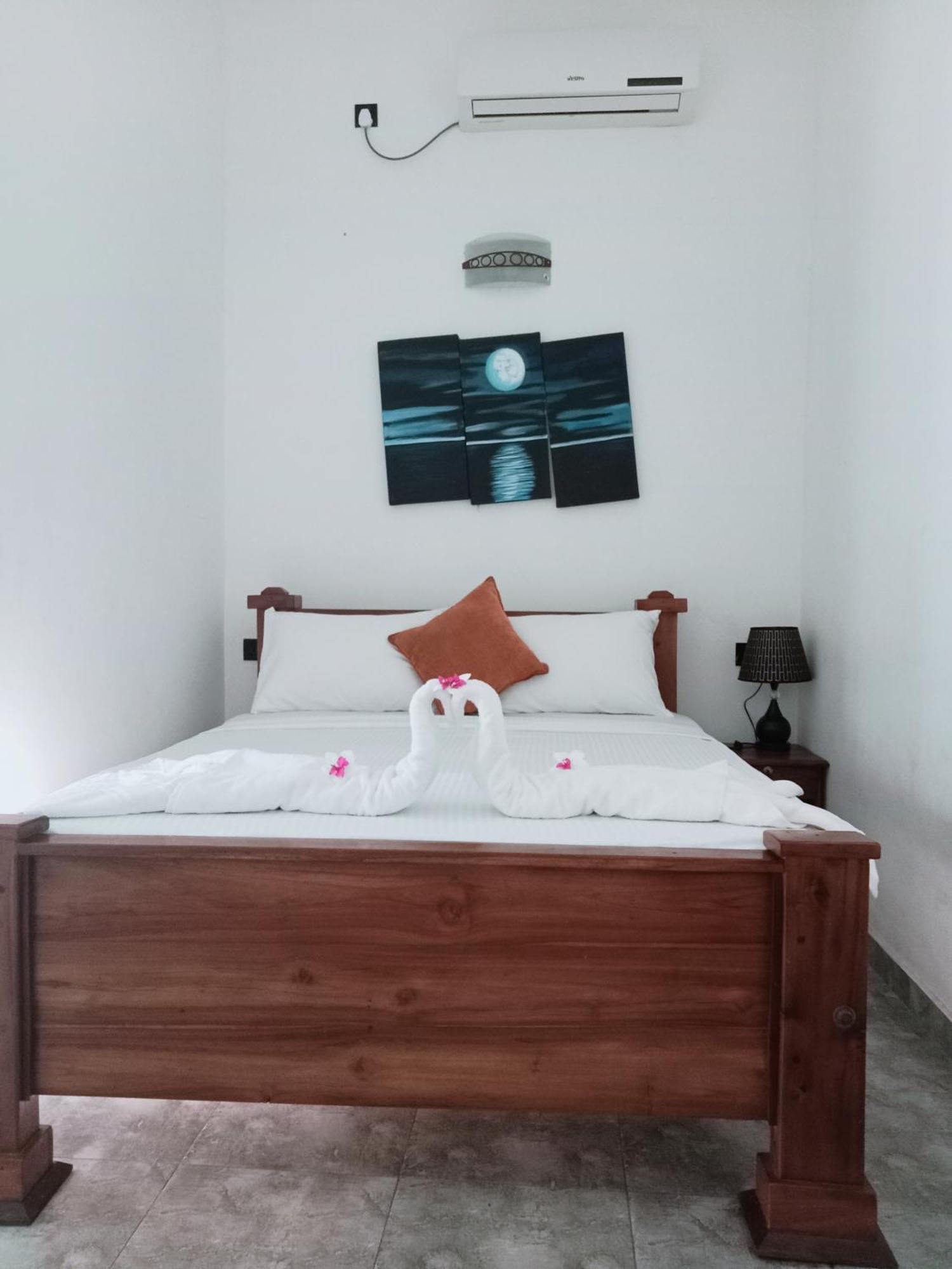 Oviniru Beach Hotel Negombo Ngoại thất bức ảnh