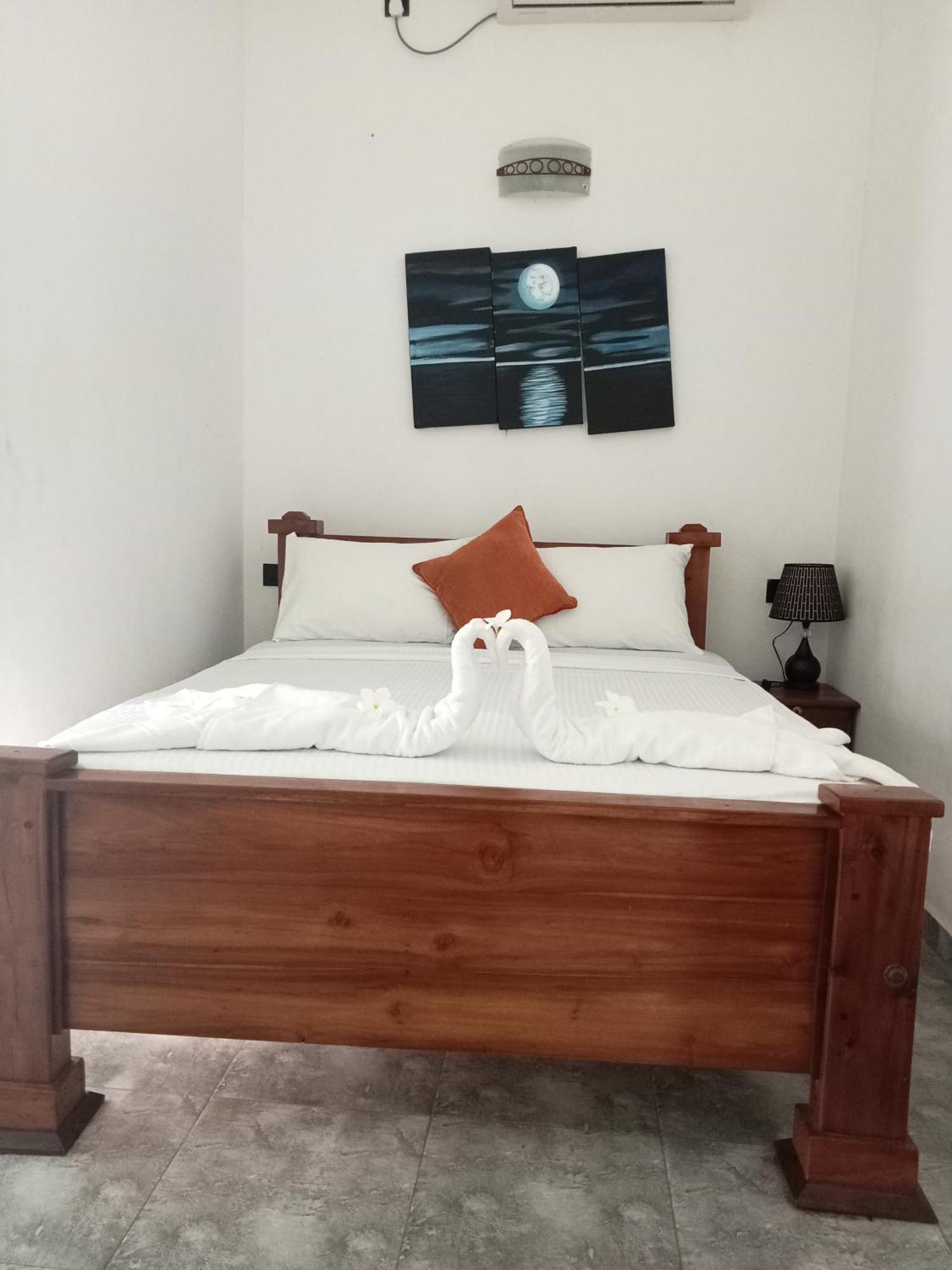 Oviniru Beach Hotel Negombo Ngoại thất bức ảnh