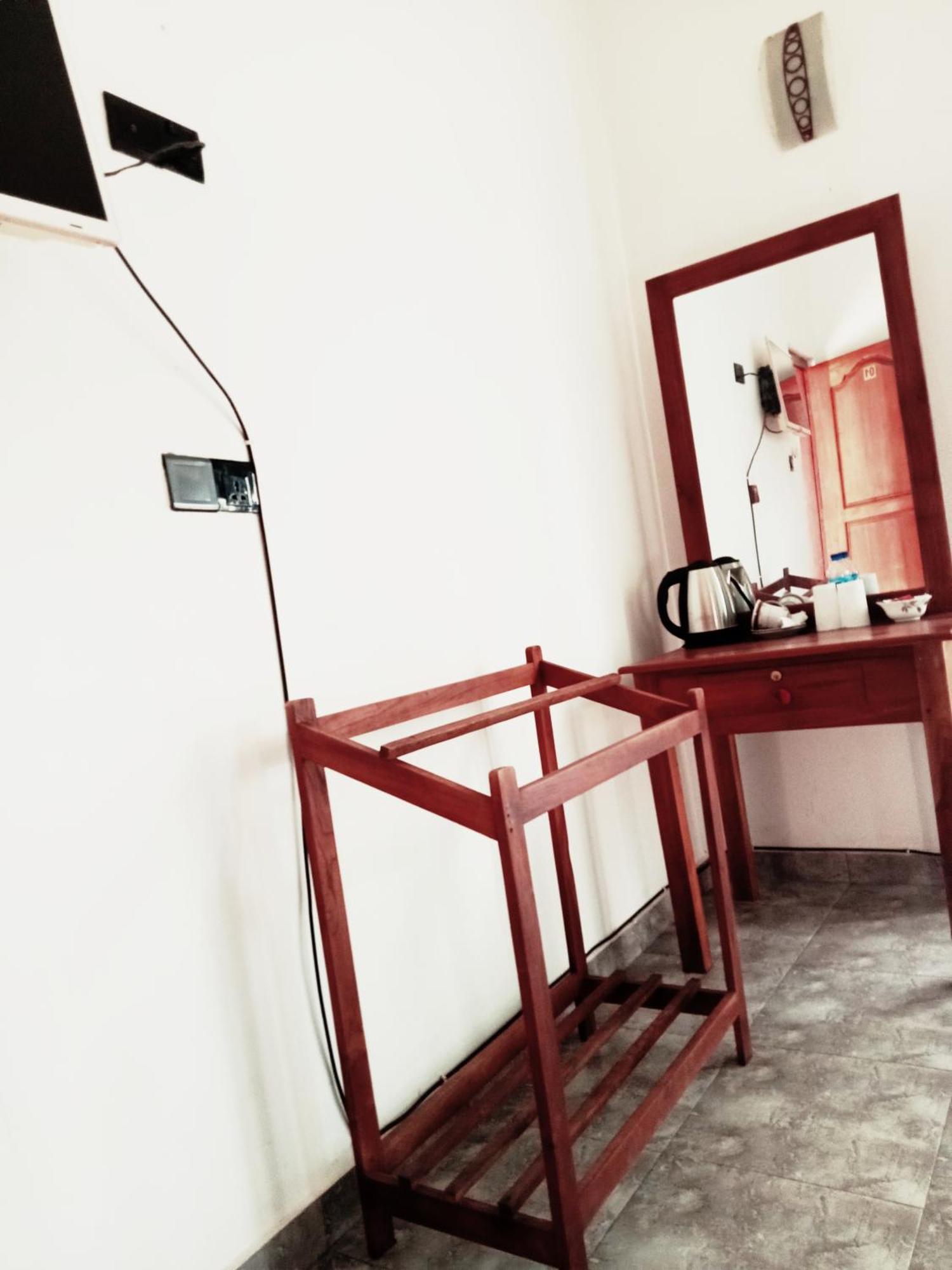 Oviniru Beach Hotel Negombo Ngoại thất bức ảnh