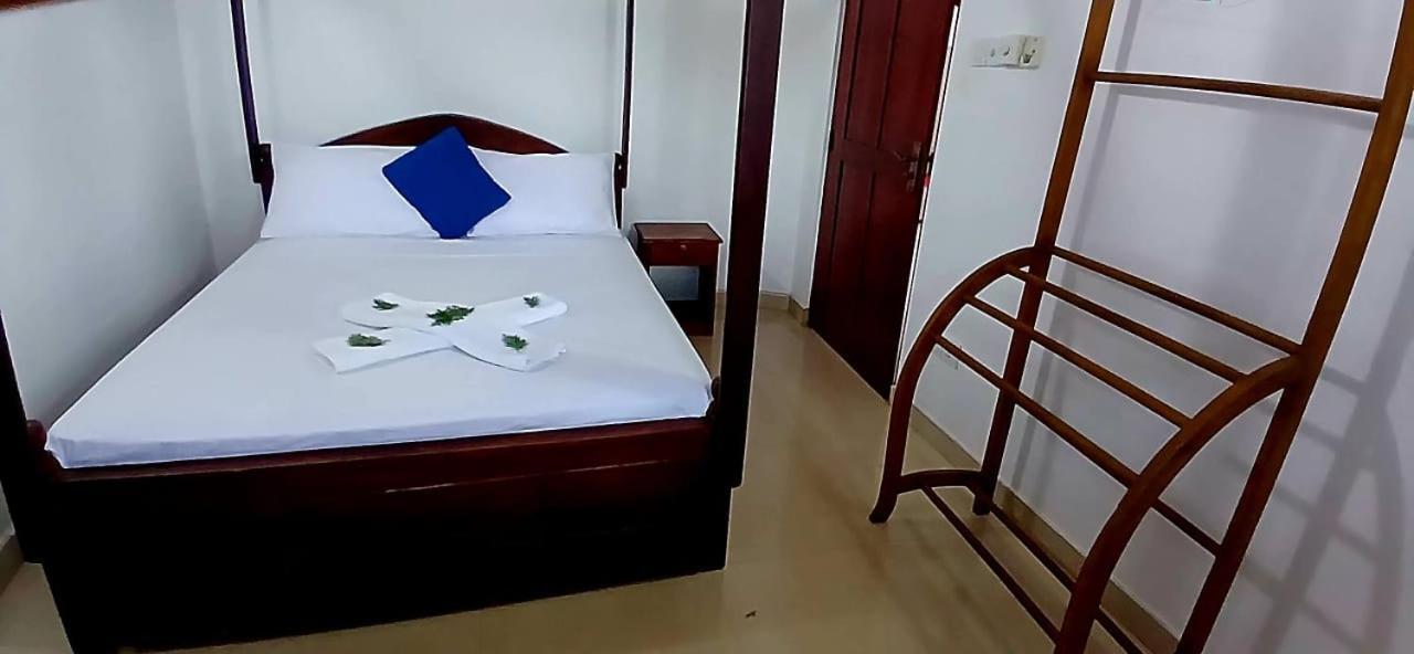 Oviniru Beach Hotel Negombo Ngoại thất bức ảnh