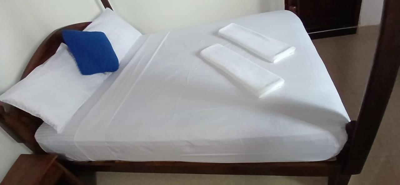 Oviniru Beach Hotel Negombo Ngoại thất bức ảnh