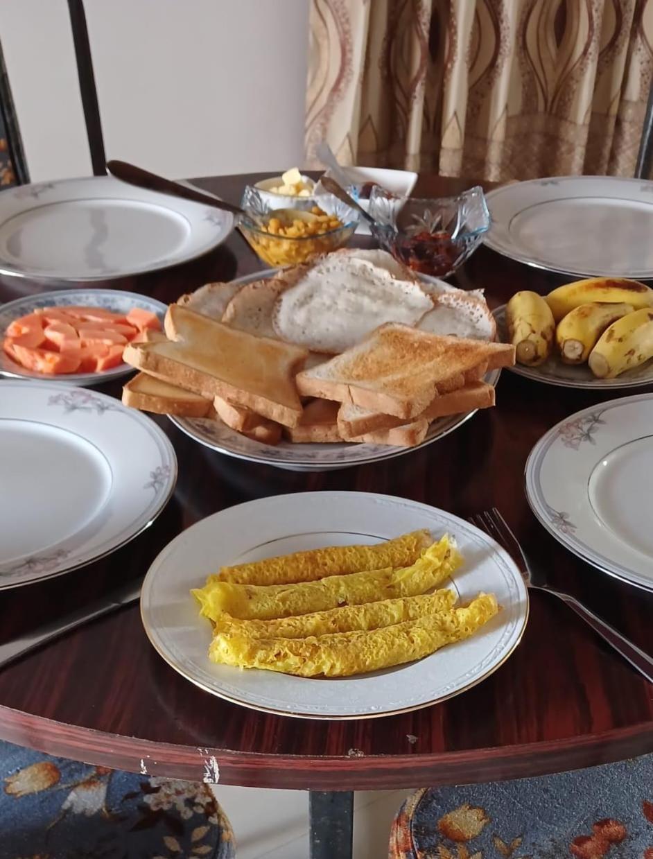Oviniru Beach Hotel Negombo Ngoại thất bức ảnh