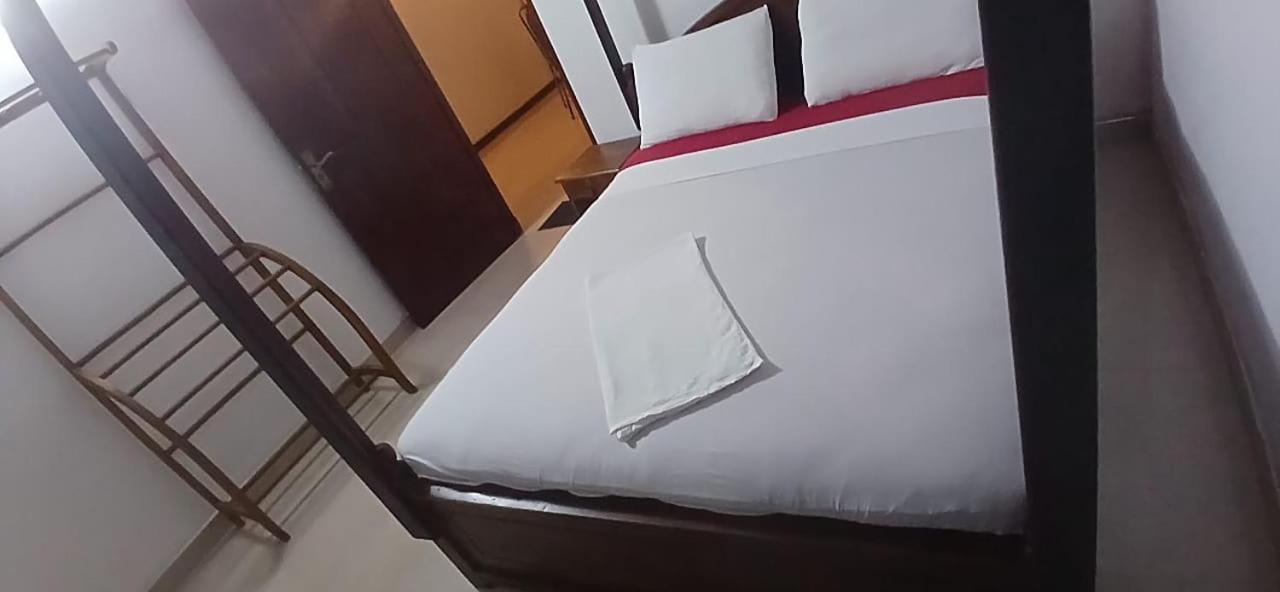 Oviniru Beach Hotel Negombo Ngoại thất bức ảnh